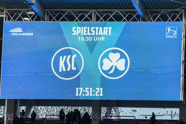 2. Bundesliga, Karlsruher SC vs SpVgg Greuther Fürth, 20.03.2026 Anzeigetafel vor dem Spiel 2. Bundesliga, Karlsruher SC vs SpVgg Greuther Fürth, BBBank Wildpark Karlsruhe, 20.03.2026 DFB DFL REGULATIONS PROHIBIT ANY USE OF PHOTOGRAPHS AS IMAGE SEQUENCES AND OR QUASI-VIDEO.