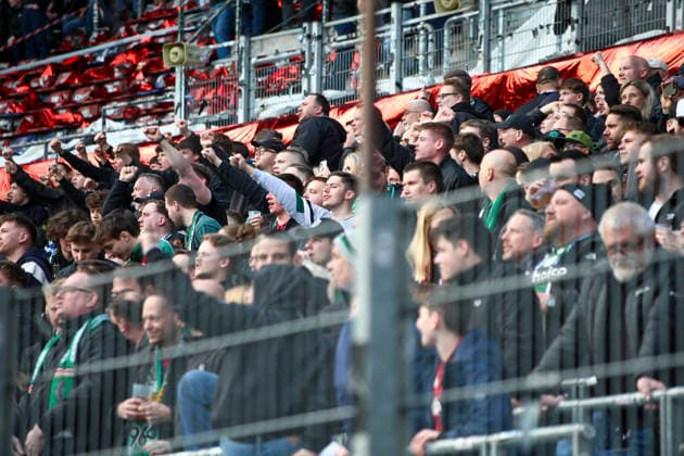 Deutschland: Fussball 2.Bundesliga 2025 2026, 27. Spieltag - Hannover 96 vs Eintracht Braunschweig- Heinz von Heiden Arena Stadion (Hannover): Zuschauer, Fans, Tribüne, Fahne, Transparent, Spruchband, Choreographie, Fanchoreo, Hannover