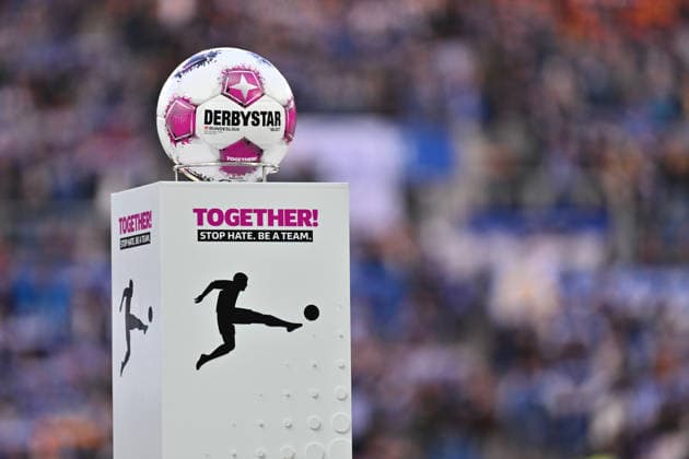 20.03.2026 - Fussball - Saison 2025 2026 - 2. Fussball - Bundesliga - 27. Spieltag: Karlsruher SC KSC Karlsruhe - SpVgg Greuther Fürth SGF ( Kleeblatt ) - Sportfoto Zink - xwoxzix - DFL regulations prohibit any use of photographs as image sequences and or quasi-video - only for editorial use - Feature Impression Symbolbild Symbolfoto - Spielball Ball auf Stele