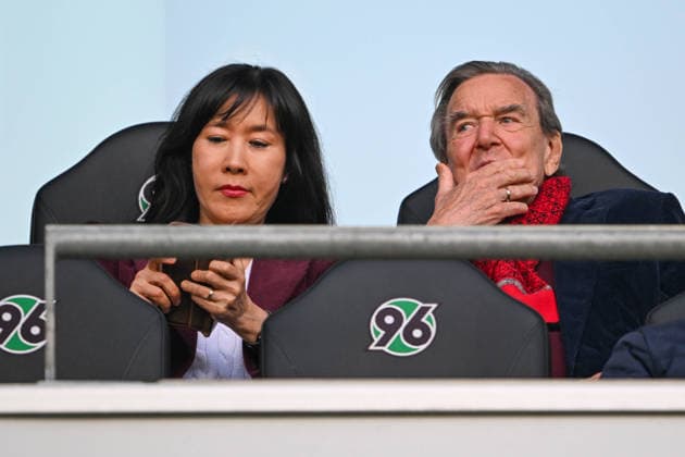 2. Bundesliga - Hannover 96 - Eintracht Braunschweig am 20.03.2026 in der HDI Arena in Hannover Ex- Bundeskanzler Gerhard Schröder Schroeder mit Ehefrau So-yeon Schröder-Kim im Stadion