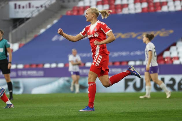 Pernille Harder (FC Bayern München) Torjubel, jubelt nach ihrem Treffer zum 0:1 waehrend des Spiels der Frauen Bundesliga zwischen SGS Essen und Bayern München, Stadion an der Hafenstraße am 20. März in Essen, Deutschland. (Foto von Oliver Kaelke DeFodi Images) +++ Pernille Harder (FC Bayern München) celebrates after scoring her team s first goal during the Woman Bundesliga match between SGS Essen and Bayern München at Stadion an der Hafenstraße on March 20, 2026 in Cologne, Germany. (Photo by Oliver Kaelke DeFodi Images) DFL regulations prohibit any use of photographs as image sequences and or quasi-video. (Photo by Oliver Kaelke DeFodi Images) -