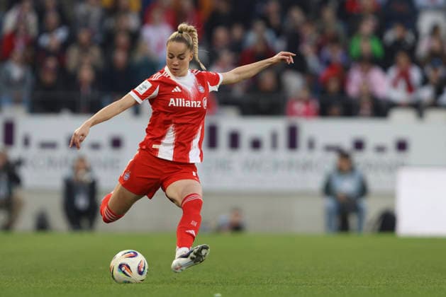 Giulia Gwinn (FC Bayern München) in Aktion, am Ball, Einzelaktion waehrend des Spiels der Frauen Bundesliga zwischen SGS Essen und Bayern München, Stadion an der Hafenstraße am 20. März in Essen, Deutschland. (Foto von Oliver Kaelke DeFodi Images) +++ Giulia Gwinn (FC Bayern München) controls the ball during the Woman Bundesliga match between SGS Essen and Bayern München at Stadion an der Hafenstraße on March 20, 2026 in Cologne, Germany. (Photo by Oliver Kaelke DeFodi Images) DFL regulations prohibit any use of photographs as image sequences and or quasi-video. (Photo by Oliver Kaelke DeFodi Images) -