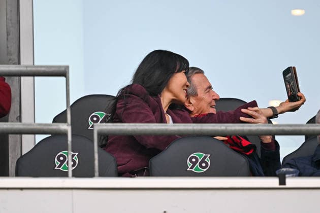 2. Bundesliga - Hannover 96 - Eintracht Braunschweig am 20.03.2026 in der HDI Arena in Hannover Ex- Bundeskanzler Gerhard Schröder Schroeder mit Ehefrau So-yeon Schröder-Kim im Stadion