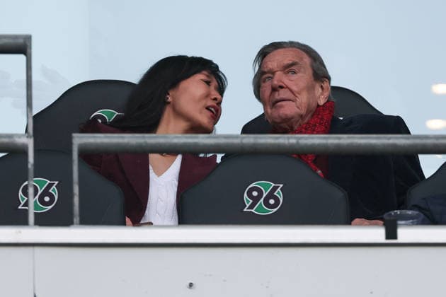 2. Bundesliga - Hannover 96 - Eintracht Braunschweig am 20.03.2026 in der Heinz von Heiden Arena in Hannover Ex- Bundeskanzler Gerhard Schröder Schroeder mit Ehefrau So-yeon Schröder-Kim im Stadion