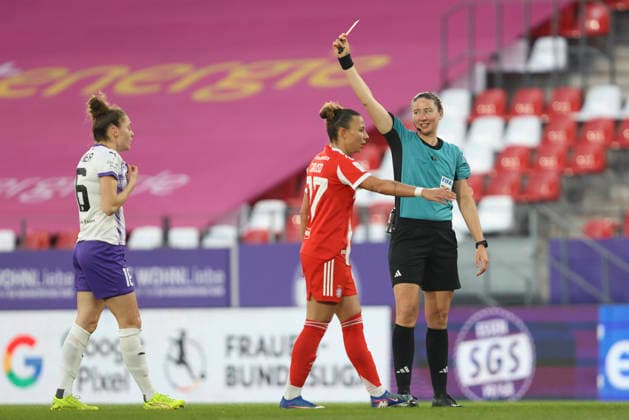 Jacqueline Meißner (SGS Essen) erhaelt die rote Karte waehrend des Spiels der Frauen Bundesliga zwischen SGS Essen und Bayern München, Stadion an der Hafenstraße am 20. März in Essen, Deutschland. (Foto von Oliver Kaelke DeFodi Images) +++ Jacqueline Meißner (SGS Essen) gets the red card during the Woman Bundesliga match between SGS Essen and Bayern München at Stadion an der Hafenstraße on March 20, 2026 in Cologne, Germany. (Photo by Oliver Kaelke DeFodi Images) DFL regulations prohibit any use of photographs as image sequences and or quasi-video. (Photo by Oliver Kaelke DeFodi Images) -