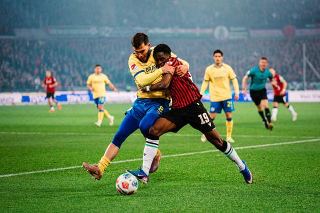 2. Bundesliga: Hannover 96 vs. Eintracht Braunschweig, 20.03.2026 Mehmet Can Aydin (Eintracht Braunschweig, 8) gegen William Joseph Gabriel Kokolo (Hannover 96, 19) im Zweikampf; Fußball, 2. Bundesliga, 27. Spieltag: Hannover 96 vs. Eintracht Braunschweig am 20.03.2026 in der Heinz von Heiden Arena, Hannover DFL REGULATIONS PROHIBIT ANY USE OF PHOTOGRAPHS AS IMAGE SEQUENCES AND OR QUASI-VIDEO.