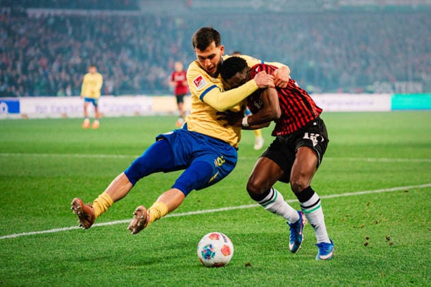 2. Bundesliga: Hannover 96 vs. Eintracht Braunschweig, 20.03.2026 Mehmet Can Aydin (Eintracht Braunschweig, 8) gegen William Joseph Gabriel Kokolo (Hannover 96, 19) im Zweikampf; Fußball, 2. Bundesliga, 27. Spieltag: Hannover 96 vs. Eintracht Braunschweig am 20.03.2026 in der Heinz von Heiden Arena, Hannover DFL REGULATIONS PROHIBIT ANY USE OF PHOTOGRAPHS AS IMAGE SEQUENCES AND OR QUASI-VIDEO.
