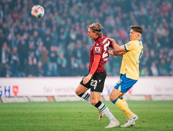 2. Bundesliga: Hannover 96 vs. Eintracht Braunschweig, 20.03.2026 Stefan Teitur Thordarson (Hannover 96, 23) wird von Florian Flick (Eintracht Braunschweig, 6) gezogen; Fußball, 2. Bundesliga, 27. Spieltag: Hannover 96 vs. Eintracht Braunschweig am 20.03.2026 in der Heinz von Heiden Arena, Hannover DFL REGULATIONS PROHIBIT ANY USE OF PHOTOGRAPHS AS IMAGE SEQUENCES AND OR QUASI-VIDEO.