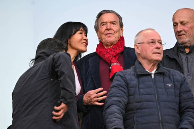 2. Bundesliga - Hannover 96 - Eintracht Braunschweig am 20.03.2026 in der HDI Arena in Hannover Ex- Bundeskanzler Gerhard Schröder Schroeder mit Ehefrau So-yeon Schröder-Kim im Stadion
