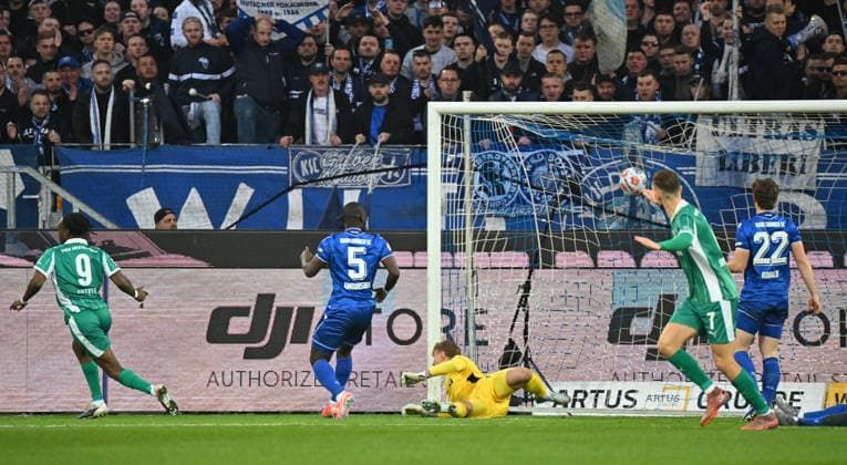 20.03.2026 - Fussball - Saison 2025 2026 - 2. Fussball - Bundesliga - 27. Spieltag: Karlsruher SC KSC Karlsruhe - SpVgg Greuther Fürth SGF ( Kleeblatt ) - Sportfoto Zink MeZi - xmexzix - DFL regulations prohibit any use of photographs as image sequences and or quasi-video - only for editorial use - Noel Futkeu (9, SpVgg Greuther Fürth ) erzielt Treffer Tor Torschuß zum 0:1