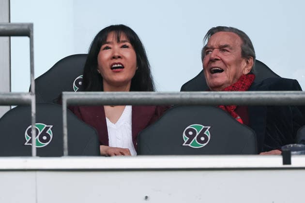2. Bundesliga - Hannover 96 - Eintracht Braunschweig am 20.03.2026 in der Heinz von Heiden Arena in Hannover Ex- Bundeskanzler Gerhard Schröder Schroeder mit Ehefrau So-yeon Schröder-Kim im Stadion