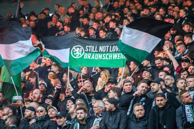 Deutschland: Fussball 2.Bundesliga 2025 2026, 27. Spieltag - Hannover 96 vs Eintracht Braunschweig- Heinz von Heiden Arena Stadion (Hannover): Zuschauer, Fans, Tribüne, Fahne, Transparent, Spruchband, Choreographie, Fanchoreo, Hannover