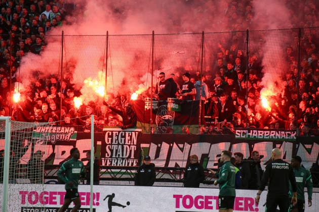 Deutschland: Fussball 2.Bundesliga 2025 2026, 27. Spieltag - Hannover 96 vs Eintracht Braunschweig- Heinz von Heiden Arena Stadion (Hannover): Zuschauer, Fans, Tribüne, Fahne, Transparent, Spruchband, Choreographie, Fanchoreo, Hannover