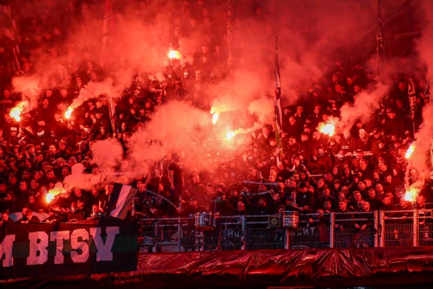 Deutschland: Fussball 2.Bundesliga 2025 2026, 27. Spieltag - Hannover 96 vs Eintracht Braunschweig- Heinz von Heiden Arena Stadion (Hannover): Zuschauer, Fans, Tribüne, Fahne, Transparent, Spruchband, Choreographie, Fanchoreo, Hannover