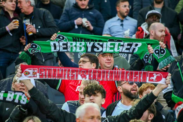 Deutschland: Fussball 2.Bundesliga 2025 2026, 27. Spieltag - Hannover 96 vs Eintracht Braunschweig- Heinz von Heiden Arena Stadion (Hannover): Zuschauer, Fans, Tribüne, Fahne, Transparent, Spruchband, Choreographie, Fanchoreo, Hannover