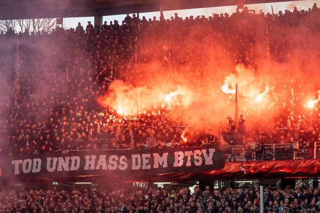 Deutschland: Fussball 2. Bundesliga, 27. Spieltag 2025 2026, Hannover 96 - Eintracht Braunschweig am 20.03. in Hannover (Heinz von Heiden Arena): Fans, Spruchband, Fahne, Transparent, Pyro, Derby