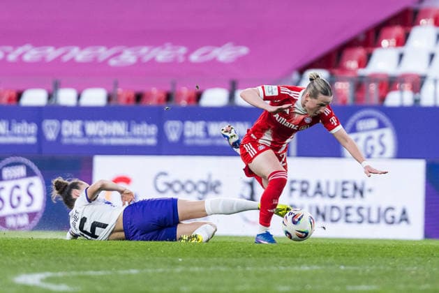 GOOGLE PIXEL Frauen Bundesliga, SGS Essen - FC Bayern München; 20.03.2026 Zweikampf Jacqueline Meißner (SGS Essen, 16), Franziska Kett (FC Bayern München, 20) - Rote Karte Meißner GOOGLE PIXEL Frauen Bundesliga, SGS Essen - FC Bayern München, Essen, Stadion an der Hafenstrasse am 20.03.2026 DFB REGULATIONS PROHIBIT ANY USE OF PHOTOGRAPHS AS IMAGE SEQUENCES AND OR QUASI-VIDEO. Copyright: xBEAUTIFULxSPORTS Wunderlx
