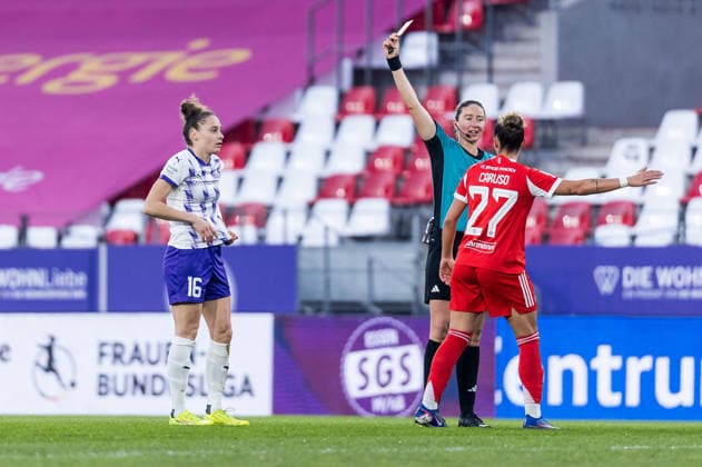 GOOGLE PIXEL Frauen Bundesliga, SGS Essen - FC Bayern München; 20.03.2026 Jacqueline Meißner (SGS Essen, 16) sieht nach dem Zweikampf gegen Franziska Kett (FC Bayern München, 20) Rot GOOGLE PIXEL Frauen Bundesliga, SGS Essen - FC Bayern München, Essen, Stadion an der Hafenstrasse am 20.03.2026 DFB REGULATIONS PROHIBIT ANY USE OF PHOTOGRAPHS AS IMAGE SEQUENCES AND OR QUASI-VIDEO. Copyright: xBEAUTIFULxSPORTS Wunderlx