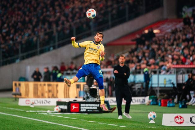 2. Bundesliga: Hannover 96 vs. Eintracht Braunschweig, 20.03.2026 Mehmet Can Aydin (Eintracht Braunschweig, 8) köpft den Ball; Fußball, 2. Bundesliga, 27. Spieltag: Hannover 96 vs. Eintracht Braunschweig am 20.03.2026 in der Heinz von Heiden Arena, Hannover DFL REGULATIONS PROHIBIT ANY USE OF PHOTOGRAPHS AS IMAGE SEQUENCES AND OR QUASI-VIDEO.