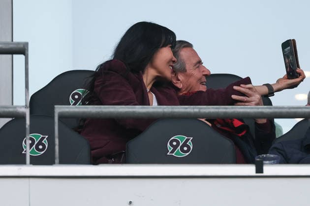 2. Bundesliga - Hannover 96 - Eintracht Braunschweig am 20.03.2026 in der Heinz von Heiden Arena in Hannover Ex- Bundeskanzler Gerhard Schröder Schroeder mit Ehefrau So-yeon Schröder-Kim im Stadion
