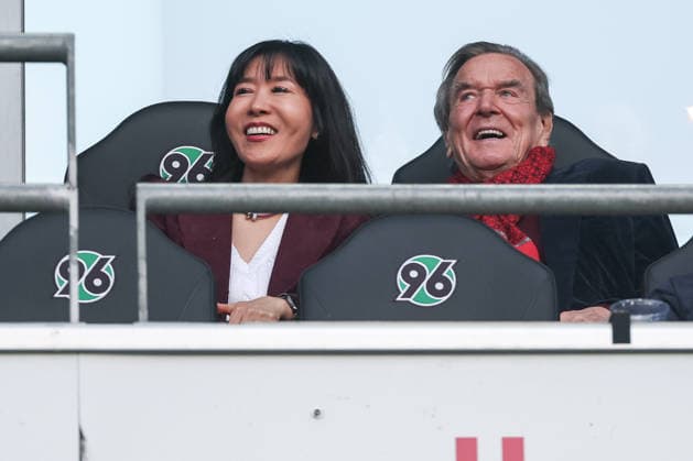 2. Bundesliga - Hannover 96 - Eintracht Braunschweig am 20.03.2026 in der Heinz von Heiden Arena in Hannover Ex- Bundeskanzler Gerhard Schröder Schroeder mit Ehefrau So-yeon Schröder-Kim im Stadion