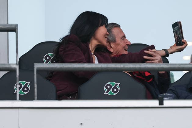 2. Bundesliga - Hannover 96 - Eintracht Braunschweig am 20.03.2026 in der Heinz von Heiden Arena in Hannover Ex- Bundeskanzler Gerhard Schröder Schroeder mit Ehefrau So-yeon Schröder-Kim im Stadion
