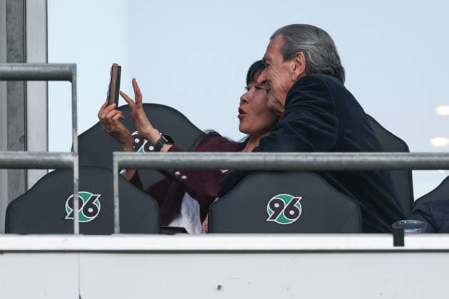 2. Bundesliga - Hannover 96 - Eintracht Braunschweig am 20.03.2026 in der Heinz von Heiden Arena in Hannover Ex- Bundeskanzler Gerhard Schröder Schroeder mit Ehefrau So-yeon Schröder-Kim im Stadion