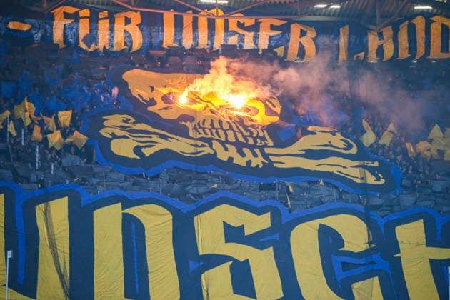 Deutschland: Fussball 2.Bundesliga 2025 2026, 27. Spieltag - Hannover 96 vs Eintracht Braunschweig- Heinz von Heiden Arena Stadion (Hannover): Zuschauer, Fans, Tribüne, Fahne, Transparent, Spruchband, Choreographie, Fanchoreo, Hannover