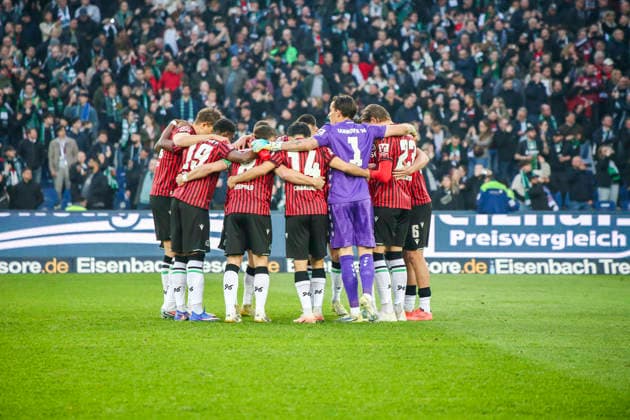 Deutschland: Fussball 2.Bundesliga 2025 2026, 27. Spieltag - Hannover 96 vs Eintracht Braunschweig- Heinz von Heiden Arena Stadion (Hannover): Mannschaftsfoto, Totale Hannover
