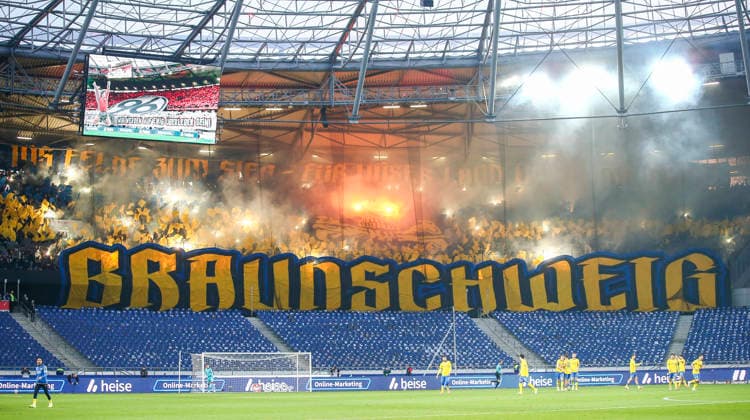 Deutschland: Fussball 2.Bundesliga 2025 2026, 27. Spieltag - Hannover 96 vs Eintracht Braunschweig- Heinz von Heiden Arena Stadion (Hannover): Zuschauer, Fans, Tribüne, Fahne, Transparent, Spruchband, Choreographie, Fanchoreo, Hannover