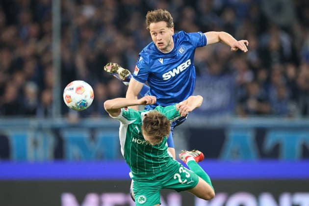 Christoph Kobald (Karlsruher SC, 22) im Zweikampf mit Jannik Dehm (SpVgg Greuther Fuerth, 23), Karlsruher SC vs. SpVgg Greuther Fuerth, 2. Bundesliga, 27. Spieltag, 2025 2026, 20.03.2026, DFL REGULATIONS PROHIBIT ANY USE OF PHOTOGRAPHS AS IMAGE SEQUENCES AND OR QUASI-VIDEO, Karlsruher SC vs. SpVgg Greuther Fuerth, 2. Bundesliga, 27. Spieltag, 2025 2026, 20.03.2026 Karlsruhe