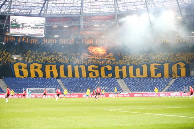 Deutschland: Fussball 2.Bundesliga 2025 2026, 27. Spieltag - Hannover 96 vs Eintracht Braunschweig- Heinz von Heiden Arena Stadion (Hannover): Zuschauer, Fans, Tribüne, Fahne, Transparent, Spruchband, Choreographie, Fanchoreo, Hannover