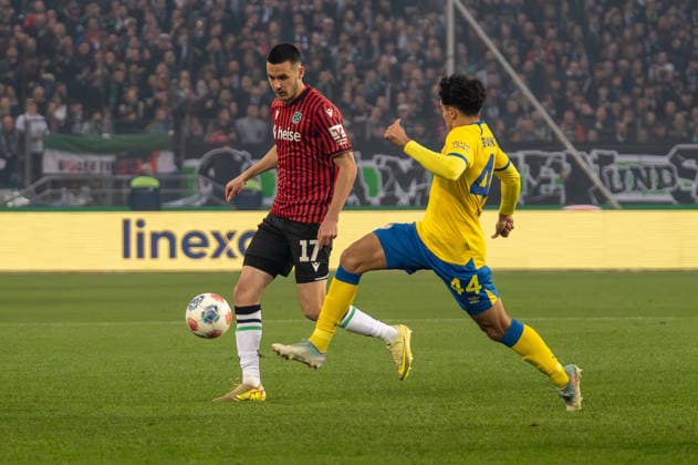 Deutschland: Fussball 2. Bundesliga, 27. Spieltag 2025 2026, Hannover 96 - Eintracht Braunschweig am 20.03. in Hannover (Heinz von Heiden Arena): Bastian Allgeier (Hannover 96 17) Johan Gomez (Eintracht Braunschweig 44)