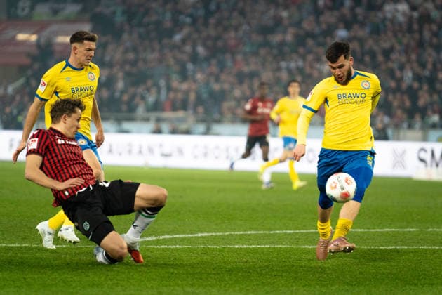 Deutschland: Fussball 2. Bundesliga, 27. Spieltag 2025 2026, Hannover 96 - Eintracht Braunschweig am 20.03. in Hannover (Heinz von Heiden Arena): Mehmet Aydin (Eintracht Braunschweig 8) Benedikt Pichler (Hannover 96 11)