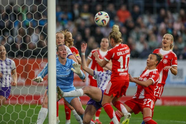 GER, Essen, SGS Essen vs FC Bayern München, Google Pixel Frauen Bundesliga, Fussball, DFB, Spielzeit 2025 2026, Stadion an der Hafenstraße , 21. Spieltag im Bild: Linda Dallmann (Bayern München 10) erzielt per Kopf das 2:0 DFB DFL REGULATIONS PROHIBIT ANY USE OF PHOTOGRAPHS AS IMAGE SEQUENCES AND OR QUASI-VIDEO, 20.03.2026 Copyright: HMBxMedia HendrikxHamelau