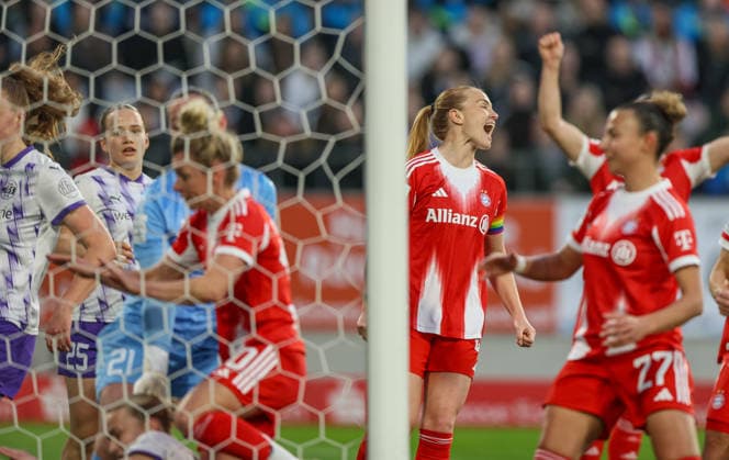 GER, Essen, SGS Essen vs FC Bayern München, Google Pixel Frauen Bundesliga, Fussball, DFB, Spielzeit 2025 2026, Stadion an der Hafenstraße , 21. Spieltag im Bild: Linda Dallmann (Bayern München 10) erzielt per Kopf das 2:0, im Tor, Jubel und Freude, Emotionen DFB DFL REGULATIONS PROHIBIT ANY USE OF PHOTOGRAPHS AS IMAGE SEQUENCES AND OR QUASI-VIDEO, 20.03.2026 Copyright: HMBxMedia HendrikxHamelau