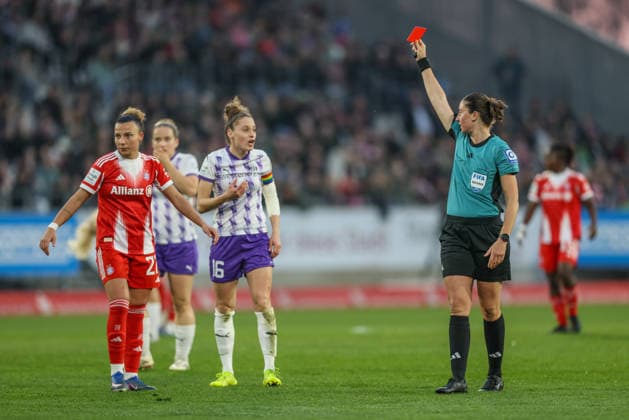 GER, Essen, SGS Essen vs FC Bayern München, Google Pixel Frauen Bundesliga, Fussball, DFB, Spielzeit 2025 2026, Stadion an der Hafenstraße , 21. Spieltag im Bild v.l.: Jacqueline Meißner (SGS Essen Frauen 16) bekommt von Schiedsrichterin Franziska Wildfeuer die rote Karte, Platzverweis, Notbremse DFB DFL REGULATIONS PROHIBIT ANY USE OF PHOTOGRAPHS AS IMAGE SEQUENCES AND OR QUASI-VIDEO, 20.03.2026 Copyright: HMBxMedia HendrikxHamelau