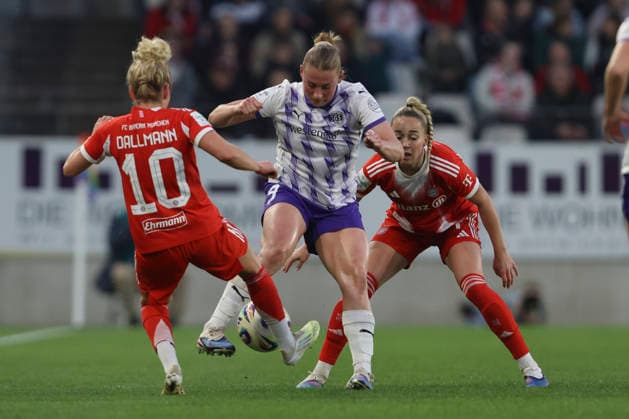 Linda Dallmann (FC Bayern München), Ramona Maier (SGS Essen) und Giulia Gwinn (FC Bayern München) im Zweikampf waehrend des Spiels der Frauen Bundesliga zwischen SGS Essen und Bayern München, Stadion an der Hafenstraße am 20. März in Essen, Deutschland. (Foto von Oliver Kaelke DeFodi Images) +++ Linda Dallmann (FC Bayern München), Ramona Maier (SGS Essen) und Giulia Gwinn (FC Bayern München) battle for the ball during the Woman Bundesliga match between SGS Essen and Bayern München at Stadion an der Hafenstraße on March 20, 2026 in Cologne, Germany. (Photo by Oliver Kaelke DeFodi Images) DFL regulations prohibit any use of photographs as image sequences and or quasi-video. (Photo by Oliver Kaelke DeFodi Images) -