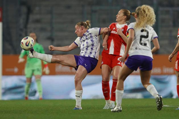 Ramona Maier (SGS Essen) und Glodis Perla Viggosdottir (FC Bayern München) im Zweikampf waehrend des Spiels der Frauen Bundesliga zwischen SGS Essen und Bayern München, Stadion an der Hafenstraße am 20. März in Essen, Deutschland. (Foto von Oliver Kaelke DeFodi Images) +++ Ramona Maier (SGS Essen) und Glodis Perla Viggosdottir (FC Bayern München) battle for the ball during the Woman Bundesliga match between SGS Essen and Bayern München at Stadion an der Hafenstraße on March 20, 2026 in Cologne, Germany. (Photo by Oliver Kaelke DeFodi Images) DFL regulations prohibit any use of photographs as image sequences and or quasi-video. (Photo by Oliver Kaelke DeFodi Images) -