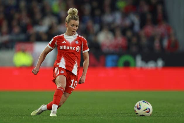 Linda Dallmann (FC Bayern München) in Aktion, am Ball, Einzelaktion waehrend des Spiels der Frauen Bundesliga zwischen SGS Essen und Bayern München, Stadion an der Hafenstraße am 20. März in Essen, Deutschland. (Foto von Oliver Kaelke DeFodi Images) +++ Linda Dallmann (FC Bayern München) controls the ball during the Woman Bundesliga match between SGS Essen and Bayern München at Stadion an der Hafenstraße on March 20, 2026 in Cologne, Germany. (Photo by Oliver Kaelke DeFodi Images) DFL regulations prohibit any use of photographs as image sequences and or quasi-video. (Photo by Oliver Kaelke DeFodi Images) -