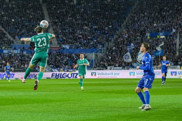 2. Bundesliga, Karlsruher SC vs SpVgg Greuther Fürth, 20.03.2026 Jannik Dehm (SpVgg Greuther Fürth, 23) der zum Kopfball hochgeht, DÅ¾enis BurniÄ‡ (Karlsruher SC, 7) der daneben steht und zuschaut 2. Bundesliga, Karlsruher SC vs SpVgg Greuther Fürth, BBBank Wildpark Karlsruhe, 20.03.2026 DFB DFL REGULATIONS PROHIBIT ANY USE OF PHOTOGRAPHS AS IMAGE SEQUENCES AND OR QUASI-VIDEO.