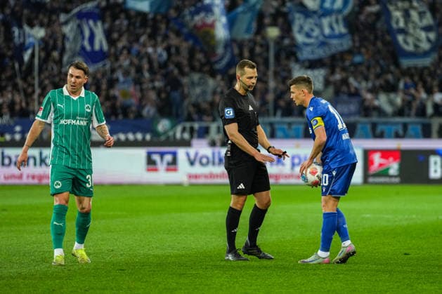 2. Bundesliga, Karlsruher SC vs SpVgg Greuther Fürth, 20.03.2026 Marc Philip Eckermann (Schiedsrichter) mit Marvin Wanitzek (Karlsruher SC, 10) beim Freistoß für den Karlsruher SC 2. Bundesliga, Karlsruher SC vs SpVgg Greuther Fürth, BBBank Wildpark Karlsruhe, 20.03.2026 DFB DFL REGULATIONS PROHIBIT ANY USE OF PHOTOGRAPHS AS IMAGE SEQUENCES AND OR QUASI-VIDEO.