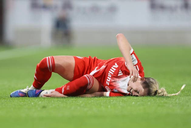 Giulia Gwinn (FC Bayern München) liegt verletzt am Boden waehrend des Spiels der Frauen Bundesliga zwischen SGS Essen und Bayern München, Stadion an der Hafenstraße am 20. März in Essen, Deutschland. (Foto von Oliver Kaelke DeFodi Images) +++ Giulia Gwinn (FC Bayern München) injured on the ground during the Woman Bundesliga match between SGS Essen and Bayern München at Stadion an der Hafenstraße on March 20, 2026 in Cologne, Germany. (Photo by Oliver Kaelke DeFodi Images) DFL regulations prohibit any use of photographs as image sequences and or quasi-video. (Photo by Oliver Kaelke DeFodi Images) -