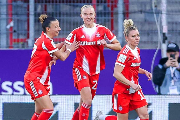 20.03.2026, Fußball, 1. Frauen Bundesliga, SGS Essen - FC Bayern München, Stadion Hafenstraße, Google Pixel Frauenbundesliga, 21. Spieltag, Saison 2025 2026: Torjubel nach dem Tor zum 1:0 durch Torschütze Pernille Harder (FC Bayern Muenchen 21) zusammen mit Linda Dallmann (FC Bayern Muenchen 10) Giulia Gwinn (FC Bayern Muenchen 07) DFB regulations prohibit any use of photographs as image sequences and or quasi-video. Nordrhein-Westfalen Deutschland