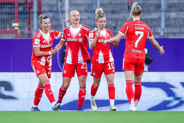 20.03.2026, Fußball, 1. Frauen Bundesliga, SGS Essen - FC Bayern München, Stadion Hafenstraße, Google Pixel Frauenbundesliga, 21. Spieltag, Saison 2025 2026: Torjubel nach dem Tor zum 1:0 durch Torschütze Pernille Harder (FC Bayern Muenchen 21) zusammen mit Linda Dallmann (FC Bayern Muenchen 10) Giulia Gwinn (FC Bayern Muenchen 07) DFB regulations prohibit any use of photographs as image sequences and or quasi-video. Nordrhein-Westfalen Deutschland