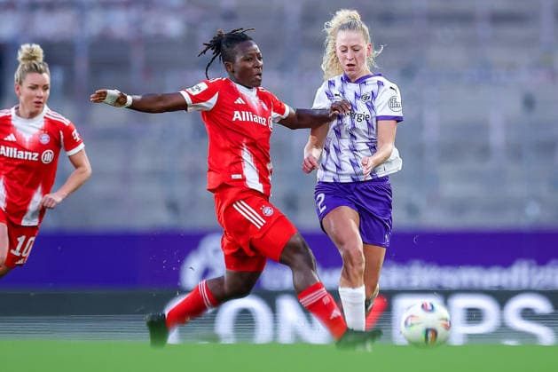 20.03.2026, Fußball, 1. Frauen Bundesliga, SGS Essen - FC Bayern München, Stadion Hafenstraße, Google Pixel Frauenbundesliga, 21. Spieltag, Saison 2025 2026: Bernadette Amani (FC Bayern Muenchen 15) im Zweikampf gegen Julie Terlinden (SGS Essen 02) DFB regulations prohibit any use of photographs as image sequences and or quasi-video. Nordrhein-Westfalen Deutschland