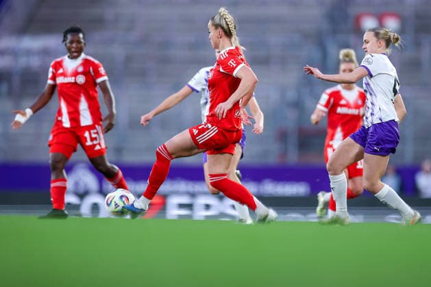 20.03.2026, Fußball, 1. Frauen Bundesliga, SGS Essen - FC Bayern München, Stadion Hafenstraße, Google Pixel Frauenbundesliga, 21. Spieltag, Saison 2025 2026: Giulia Gwinn (FC Bayern Muenchen 07) im Zweikampf gegen Paula Flach (SGS Essen 05) DFB regulations prohibit any use of photographs as image sequences and or quasi-video. Nordrhein-Westfalen Deutschland