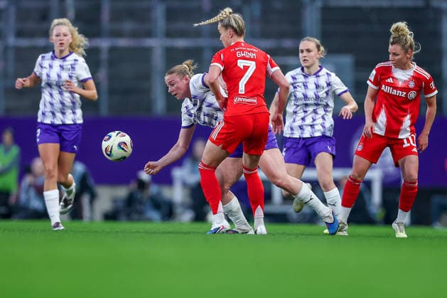 20.03.2026, Fußball, 1. Frauen Bundesliga, SGS Essen - FC Bayern München, Stadion Hafenstraße, Google Pixel Frauenbundesliga, 21. Spieltag, Saison 2025 2026: Giulia Gwinn (FC Bayern Muenchen 07) im Zweikampf gegen Ramona Maier (SGS Essen 09) DFB regulations prohibit any use of photographs as image sequences and or quasi-video. Nordrhein-Westfalen Deutschland