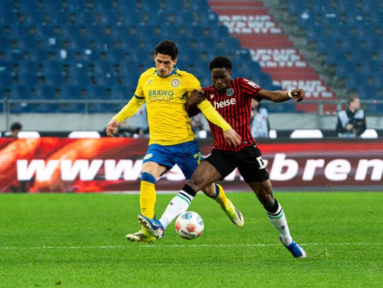 Grant-Leon Ranos (Eintracht Braunschweig, 25) im Zweikampf gegen William Joseph Gabriel Kokolo (Hannover 96, 19) Hannover 96 vs. Eintracht Braunschweig, Fussball, 2. Bundesliga, 27. Spieltag, Saison 2025 2026, 20.03.2026 DFL REGULATIONS PROHIBIT ANY USE OF PHOTOGRAPHS AS IMAGE SEQUENCES AND OR QUASI-VIDEO, Hannover 96 vs. Eintracht Braunschweig, Fussball, 2. Bundesliga, 27. Spieltag, Saison 2025 2026, 20.03.2026 Hannover
