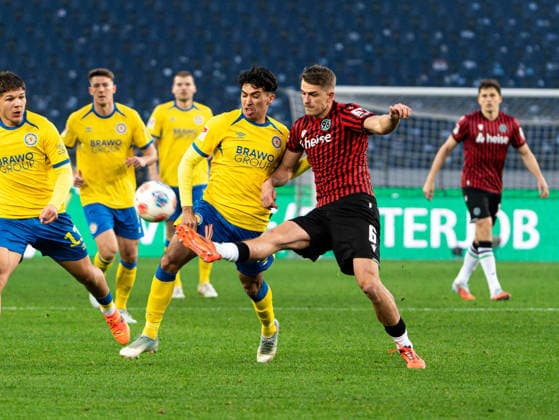 Johan Gomez (Eintracht Braunschweig, 44) im Zweikampf gegen Maik Nawrocki (Hannover 96, 06) Hannover 96 vs. Eintracht Braunschweig, Fussball, 2. Bundesliga, 27. Spieltag, Saison 2025 2026, 20.03.2026 DFL REGULATIONS PROHIBIT ANY USE OF PHOTOGRAPHS AS IMAGE SEQUENCES AND OR QUASI-VIDEO, Hannover 96 vs. Eintracht Braunschweig, Fussball, 2. Bundesliga, 27. Spieltag, Saison 2025 2026, 20.03.2026 Hannover